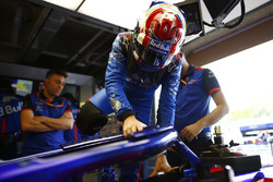 Pierre Gasly, Toro Rosso, rentre dans son cockpit