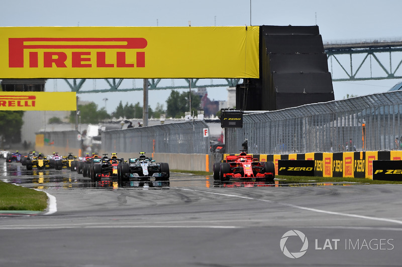 Sebastian Vettel, Ferrari SF71H devant Valtteri Bottas, Mercedes-AMG F1 W09 au départ