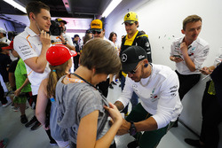 Льюис Хэмилтон, Mercedes AMG F1, Карлос Сайнс, Renault Sport F1 Team, Фернандо Алонсо и Стоффель Вандорн, McLaren