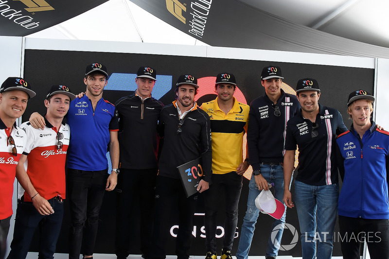 Fernando Alonso, McLaren 300. yarışını kutluyor, Marcus Ericsson, Sauber, Charles Leclerc