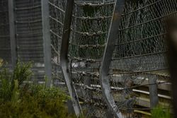 Le grillage de sécurité endommagé