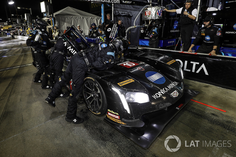 #10 Wayne Taylor Racing Cadillac DPi, P: Renger van der Zande, Jordan Taylor, Ryan Hunter-Reay, pit stop