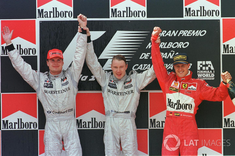 Podio: el ganador Mika Hakkinen, McLaren, el segundo David Coulthard, McLaren, el tercero Michael Schumacher, Ferrari