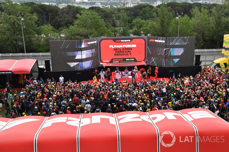 Caricaturas de pilotos en el escenario en el Fanzone