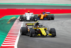 Carlos Sainz Jr., Renault Sport F1 Team R.S. 18, Charles Leclerc, Sauber C37, Fernando Alonso, McLaren MCL33