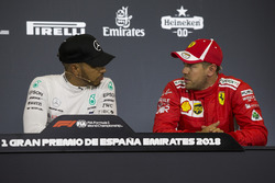 Lewis Hamilton, Mercedes-AMG F1 y Sebastian Vettel, Ferrari en la conferencia de prensa