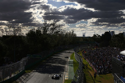Max Verstappen, Red Bull Racing RB14 Tag Heuer, delante de Nico Hulkenberg, Renault Sport F1 Team R.