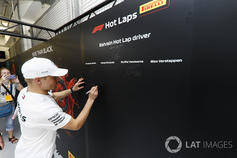 Valtteri Bottas, Mercedes AMG F1, signs the Pirelli hot lap board