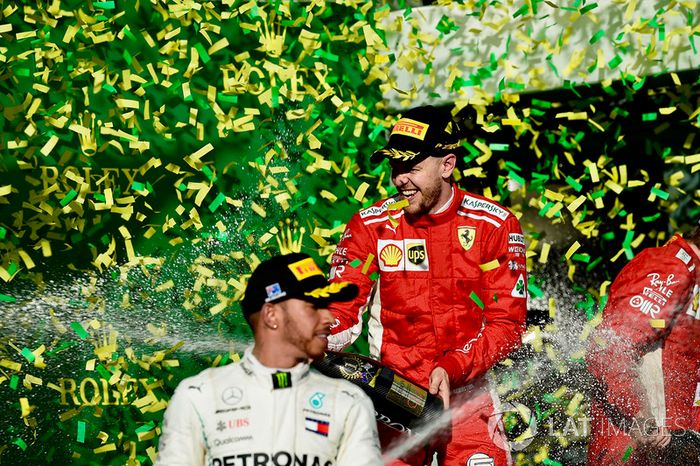 Podio: segundo lugar Lewis Hamilton, Mercedes-AMG F1 y ganador de la carrera Sebastian Vettel, Ferrari celebran