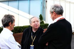 Alain Prost con Jean Todt, president de la FIA y Jerome Stoll, presidente de Renault Sport F1