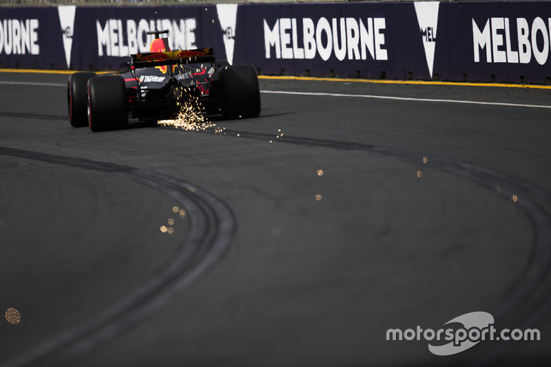 Scintille dall'auto di Max Verstappen, Red Bull Racing RB13