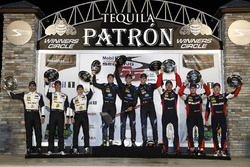 Podio: i vincitori Ricky Taylor, Jordan Taylor, Alex Lynn, Wayne Taylor Racing, al secondo posto Joa