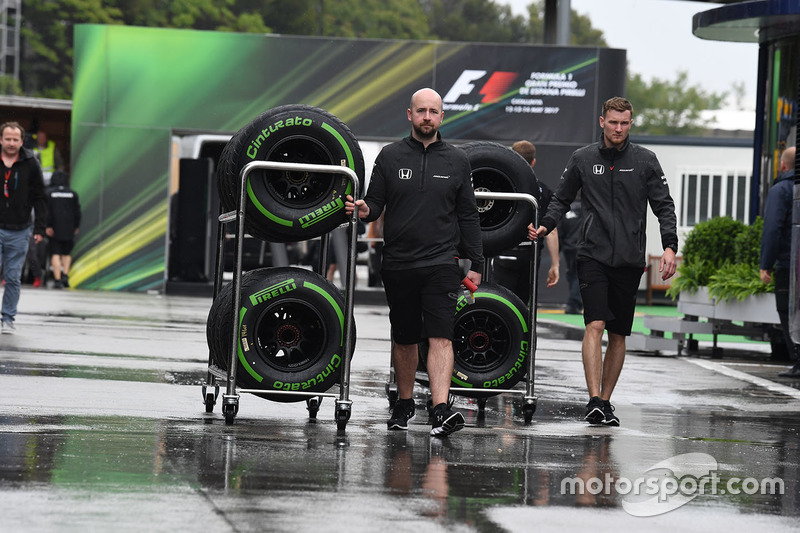 Mekanik McLaren membawa ban Pirelli
