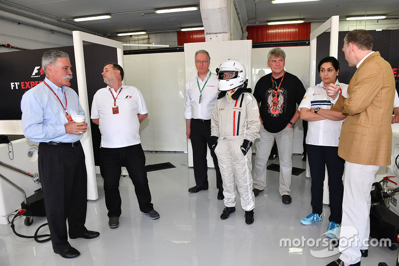 Председатель Formula One Group Чейз Кэри, Пол Стоддарт, пассажир двухместного автомобиля F1 Experiences, руководитель Sauber Мониша Кальтенборн и управляющий директор Ф1 по коммерческим операциям Шон Братчес
