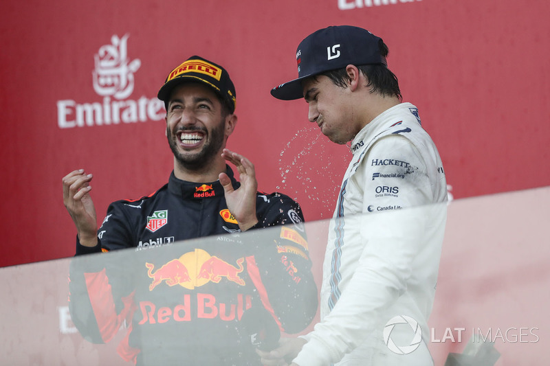 Lance Stroll, Williams ve Daniel Ricciardo, Red Bull Racing podyumda shoey yapıyor