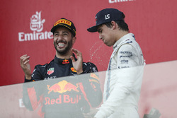 Lance Stroll, Williams fête son podium avec Daniel Ricciardo, Red Bull Racing en faisant un shoey