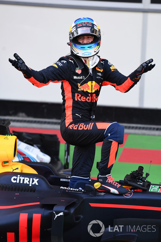 Il vincitore della gara Daniel Ricciardo, Red Bull Racing festeggia nel parco chiuso