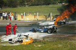 Jackie Stewart sur la scène de l'accident entre la BRM de Jackie Oliver et la Ferrari de Jacky Ickx.