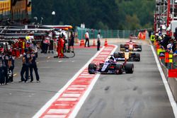 Даниил Квят, Scuderia Toro Rosso STR12, Джолион Палмер, Renault Sport F1 Team RS17, и Себастьян Фетт