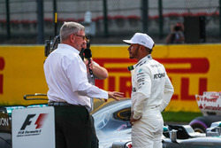 Ross Brawn, Formula One Managing Director del Motorsport e il poleman Lewis Hamilton, Mercedes AMG F