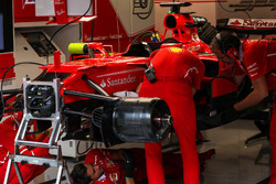 Meccanici Ferrari e dettaglio del telaio della Ferrari SF70H