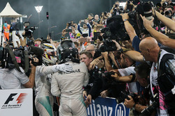 Race winner Lewis Hamilton, Mercedes AMG F1 celebrates with second place World Champion Nico Rosberg, Mercedes AMG F1 in parc ferme