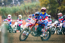 Marc Marquez avec un participant