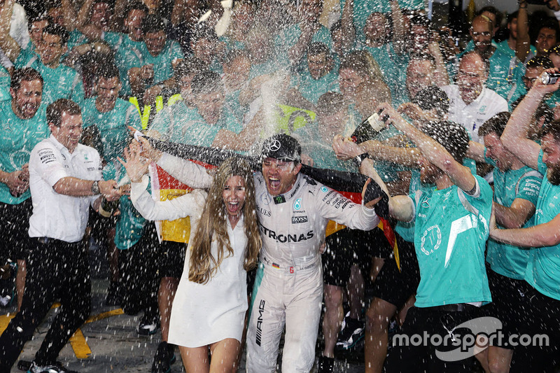 Нико Росберг, Mercedes AMG F1, с женой Вивиан Росберг и командой