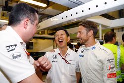 Eric Boullier, Director de carreras de F1 de McLaren, Yusuke Hasegawa, Honda oficial de gestión y Je