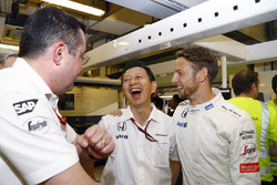 Eric Boullier, McLaren F1 Racing Director, Yusuke Hasegawa, Honda Senior Managing Officer and Jenson Button, McLaren F1 celebrate his retirement