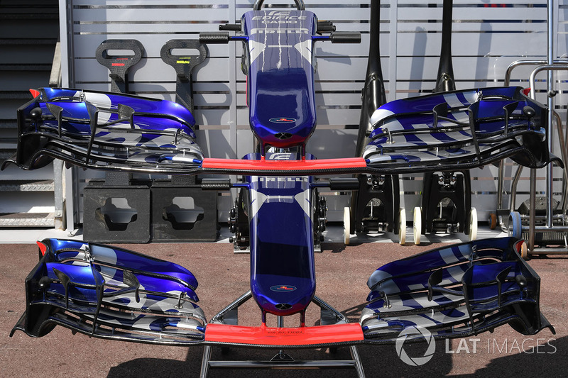 Scuderia Toro Rosso STR12 nose and front wings