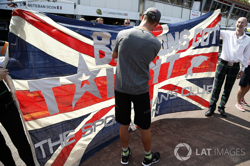 Jenson Button, McLaren signs a fan Union flag