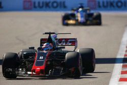 Romain Grosjean, Haas F1 Team VF-17; Marcus Ericsson, Sauber C36