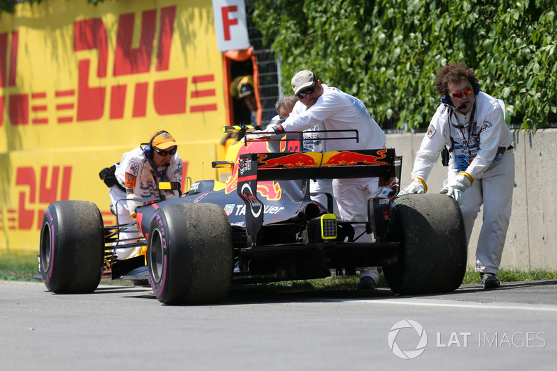 A boa prova de Verstappen durou pouco: ainda nas fases iniciais, seu carro quebrou enquanto ocupava o segundo lugar.