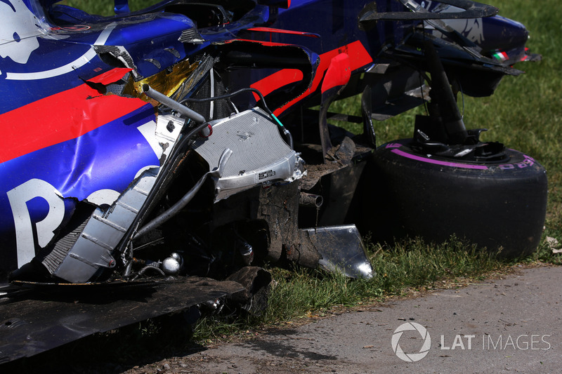 Разбитый автомобиль Scuderia Toro Rosso STR12 Карлоса Сайнса после столкновения с машиной Фелипе Мас