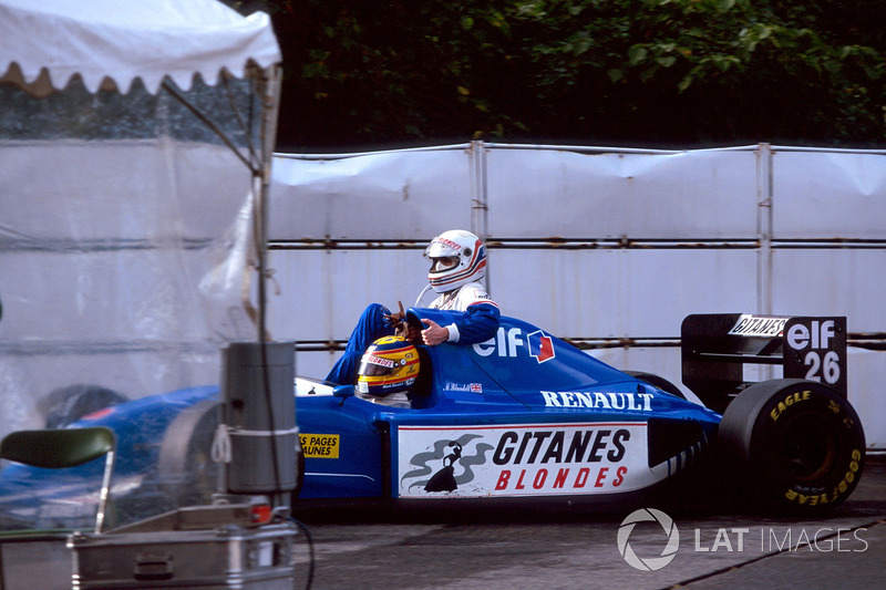 Suzuka 1993: Martin Brundle (Ligier) menumpang Mark Blundell (Ligier)