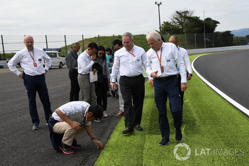 Charlie Whiting, FIA memeriksa penutup saluran air