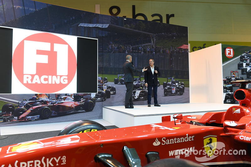Stijlvolle podium van F1 Racing met Martin Brundle en Stuart Codling