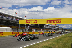 Льюис Хэмилтон, Mercedes AMG F1 W08, и Себастьян Феттель, Ferrari SF70H