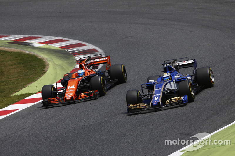 Fernando Alonso, McLaren MCL32, battles, Marcus Ericsson, Sauber C36