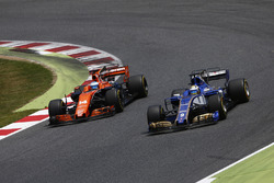 Fernando Alonso, McLaren MCL32, battles, Marcus Ericsson, Sauber C36