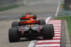 Daniel Ricciardo, Red Bull Racing RB13, devant Max Verstappen, Red Bull Racing RB13