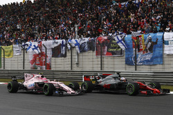 Romain Grosjean, Haas F1 Team VF-17 y Esteban Ocon, Force India VJM10