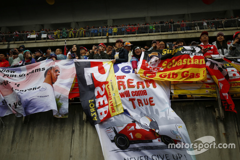 Fans von Sebastian Vettel, Ferrari, auf den Tribünen