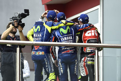 Podium : deuxième place pour Valentino Rossi, Yamaha Factory Racing, victoire pour Maverick Viñales, Yamaha Factory Racing, troisième place pour Cal Crutchlow, Team LCR Honda