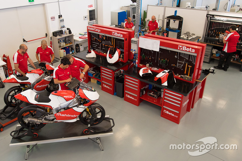 <b>Mahindra</b> factory at Presentación <b>Mahindra</b> factory - Moto3 Fotos
