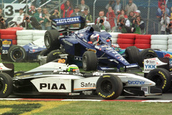 Jarno Trulli, Prost; Alexander Wurz, Benetton ve Ricardo Rosset, Tyrrell'a çarpmadan önce havada