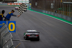 Checkered flag for Felipe Fraga