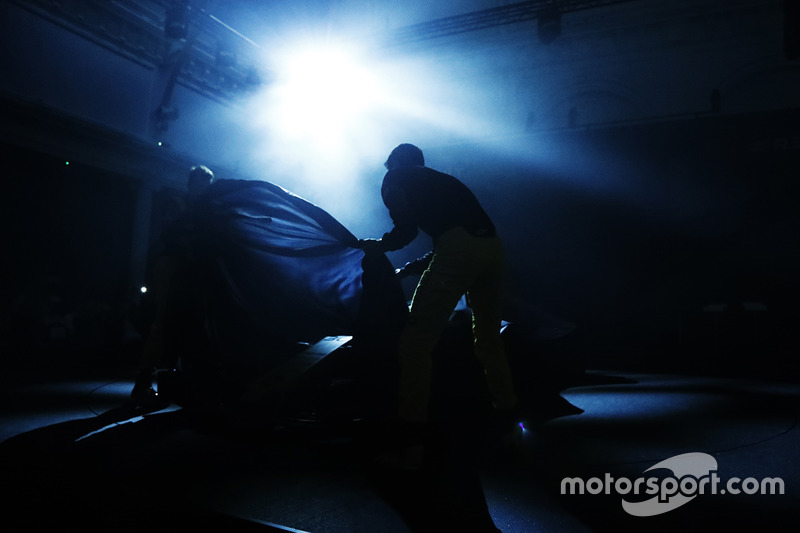Nico Hulkenberg, Renault Sport F1 Team and Jolyon Palmer, Renault Sport F1 Team remove the cover fro
