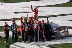 Kurt Busch, Stewart-Haas Racing Ford, celebrates his victory with his team